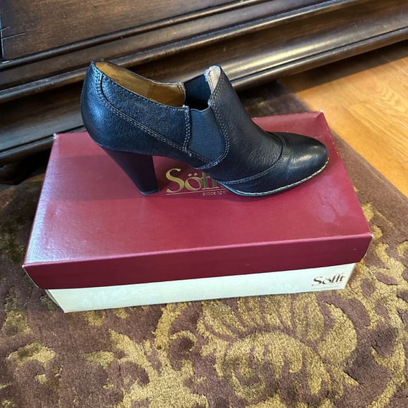 New-Never Worn Sofft Zamora Ankle Boot - Picture 2 of 4